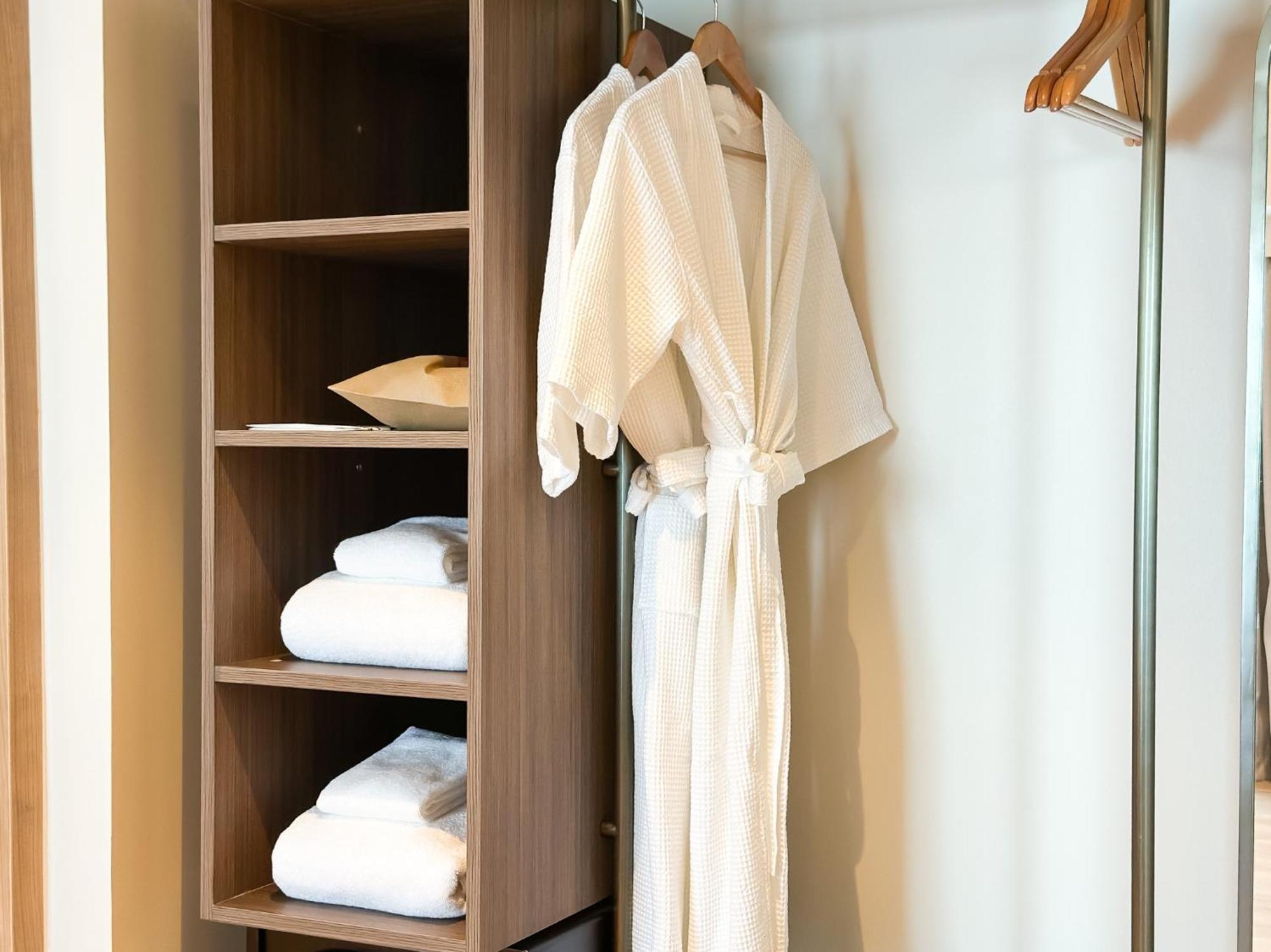 فندق شاطئ دو فاريه جومتين، باتايا جومتين بيتش المظهر الخارجي الصورة A bathrobe hanging on a hanger