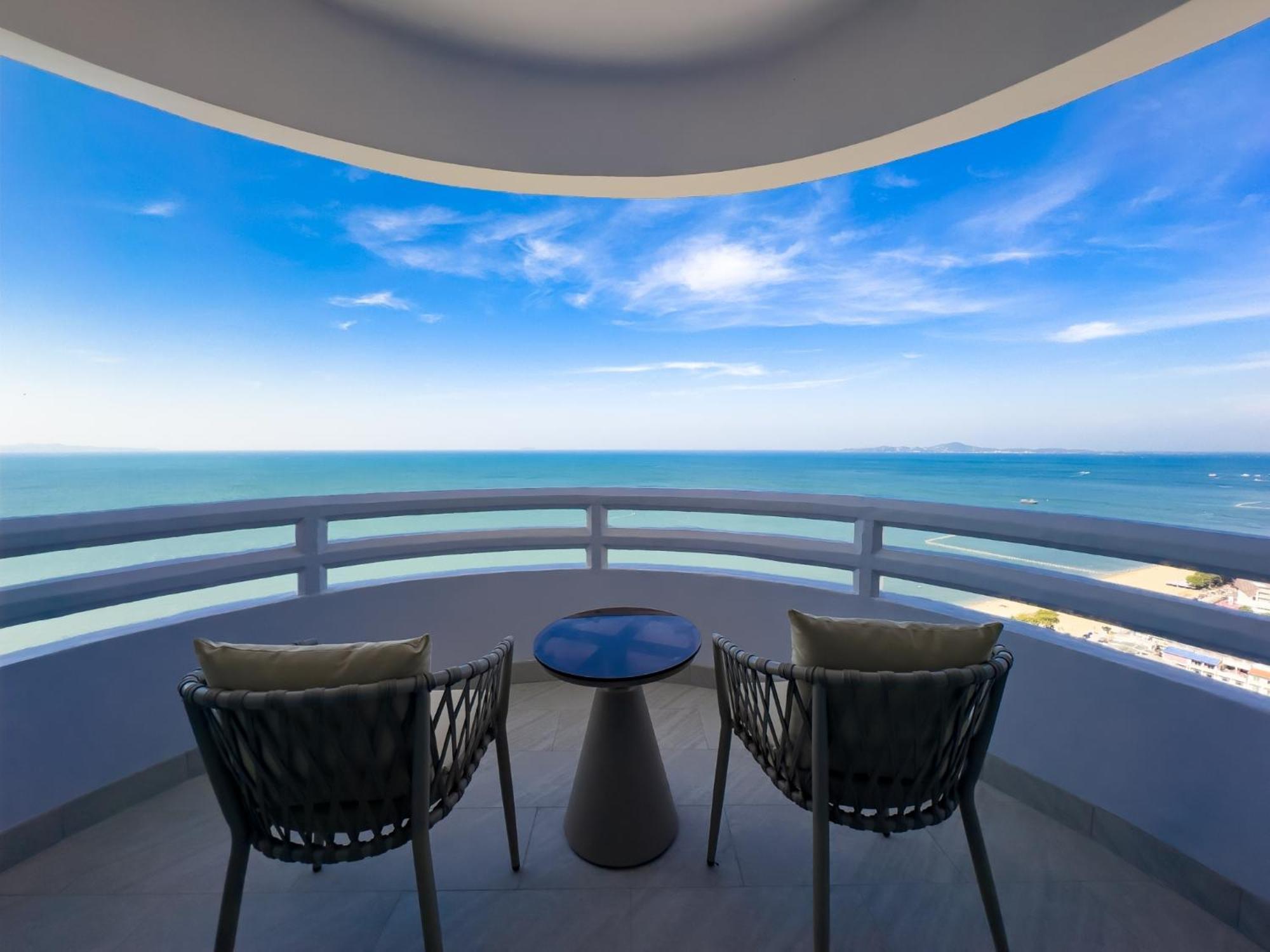 فندق شاطئ دو فاريه جومتين، باتايا جومتين بيتش المظهر الخارجي الصورة Balcony of a suite at the Hilton Pattaya
