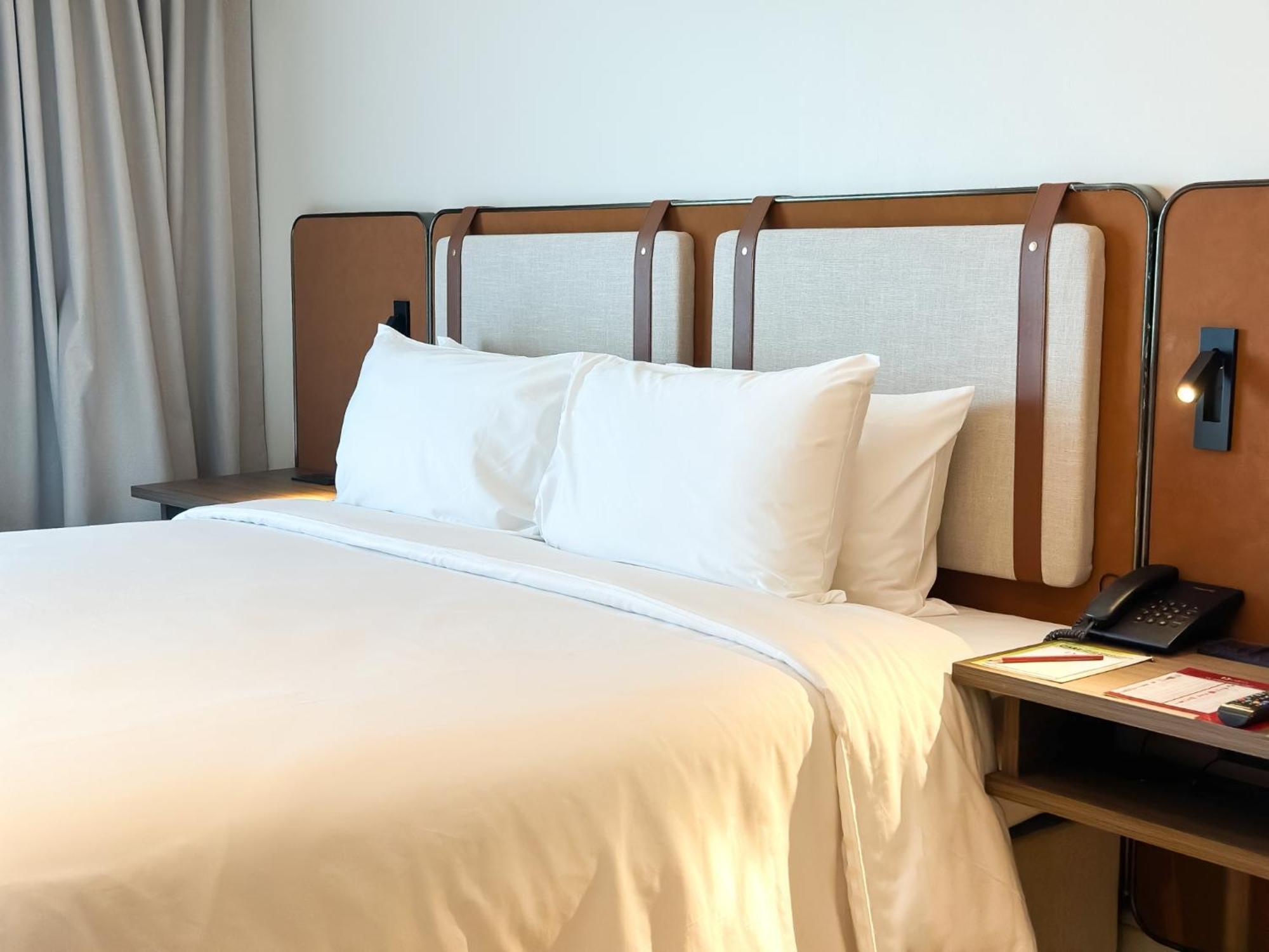 فندق شاطئ دو فاريه جومتين، باتايا جومتين بيتش المظهر الخارجي الصورة A bed with a telephone